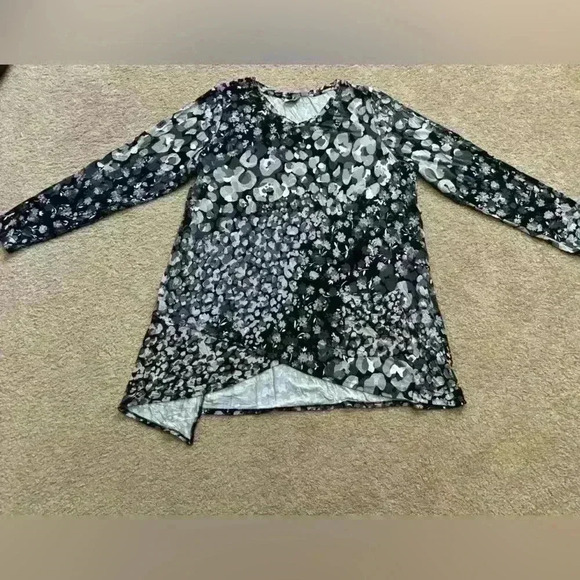 LOGO by Lori Goldstein XL Asymmetrical Hem Floral V-Neck Top Black Grey A389745 - Picture 1 of 14